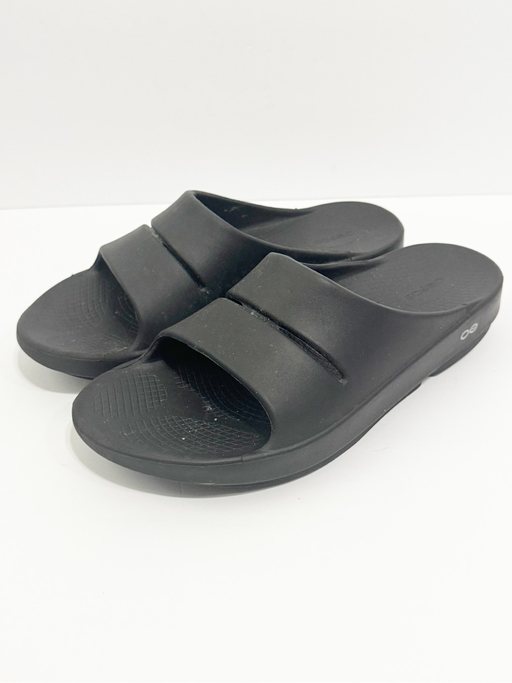 OOFOS Black Dual-Strap Recovery Slide Sandals
